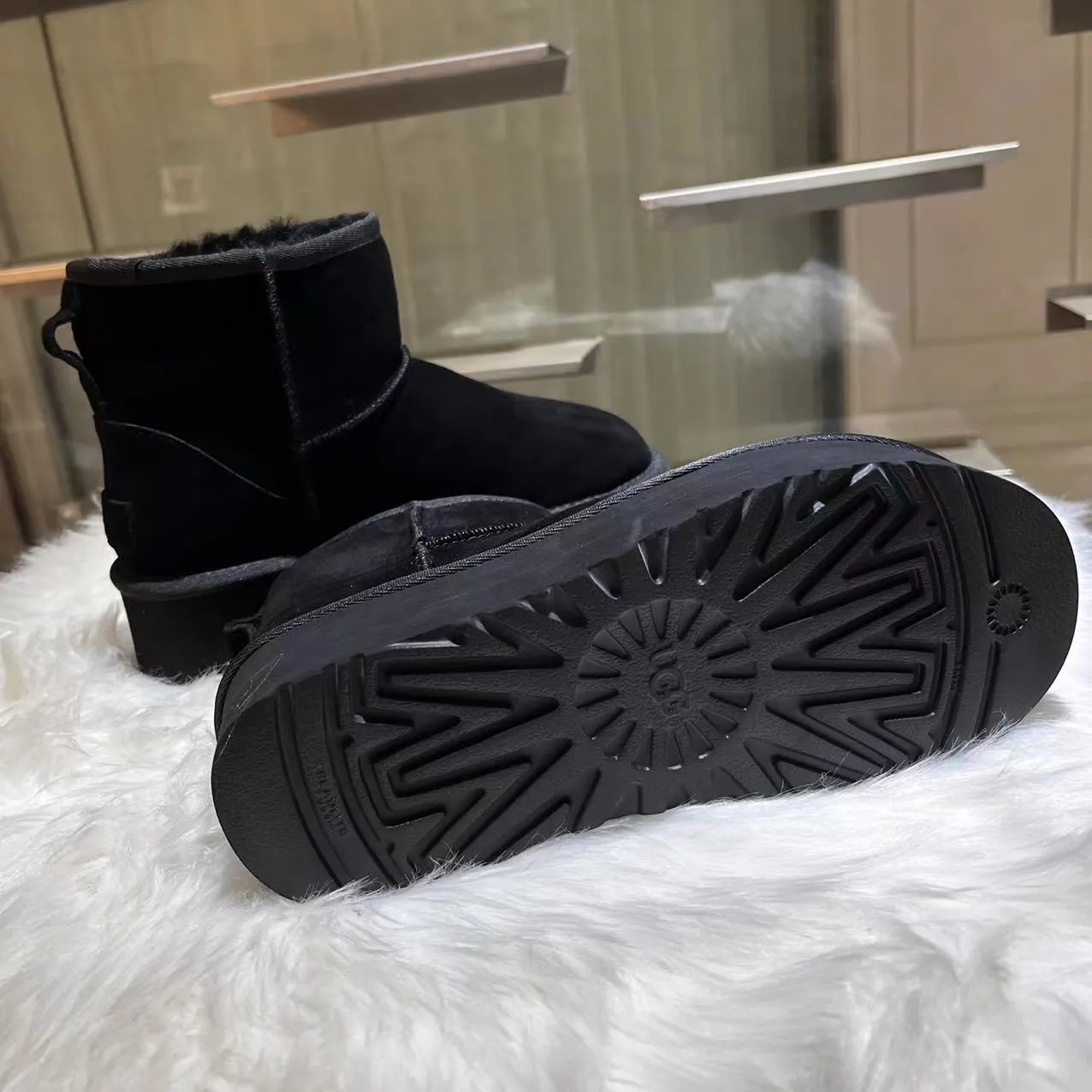 💰520 UGG sheepskin all-in-one snow boots. The official website synchronizes the new autumn and winter women's classic mini (thick sole) short snow boots 1134991, three-layer combination thick sole 5 cm, lightweight and non-slip, suede upper, 17 mm real wool lining, comfortable and casual, simple and fashionable! Color: Maroon Black Military Green Chocolate Size: 35-41